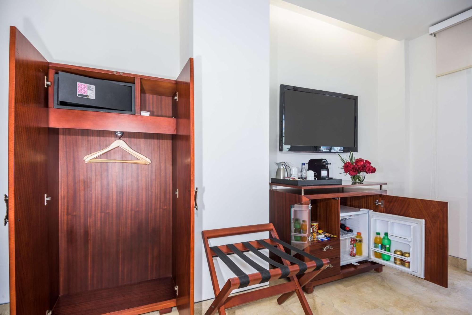 Hotel Nh Royal Urban Cartagène Extérieur photo